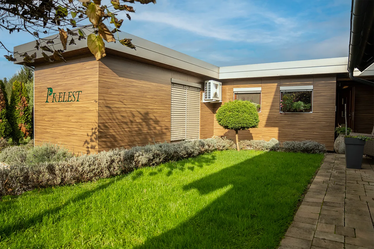 Prelest naslovna fotografija hiska pomlad